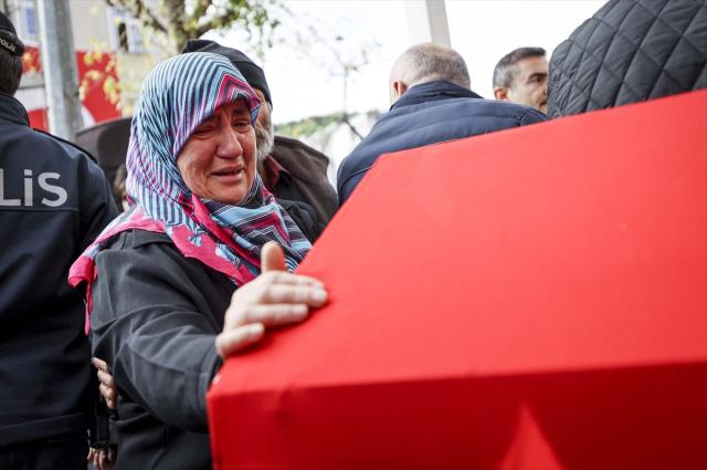 İstiklal Caddesi'ndeki patlamada can veren 6 vatandaşımız gözyaşlarıyla son yolculuğuna uğurlandı İstiklal Caddesi'ndeki patlamada can veren 6 vatandaşımız gözyaşlarıyla son yolculuğuna uğurlandı