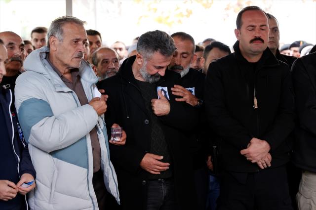 İstiklal Caddesi'ndeki patlamada can veren 6 vatandaşımız gözyaşlarıyla son yolculuğuna uğurlandı İstiklal Caddesi'ndeki patlamada can veren 6 vatandaşımız gözyaşlarıyla son yolculuğuna uğurlandı