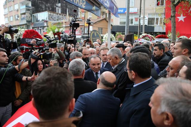 İstiklal Caddesi'ndeki patlamada can veren 6 vatandaşımız gözyaşlarıyla son yolculuğuna uğurlandı İstiklal Caddesi'ndeki patlamada can veren 6 vatandaşımız gözyaşlarıyla son yolculuğuna uğurlandı