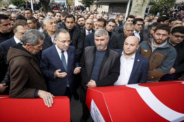 İstiklal Caddesi'ndeki patlamada can veren 6 vatandaşımız gözyaşlarıyla son yolculuğuna uğurlandı İstiklal Caddesi'ndeki patlamada can veren 6 vatandaşımız gözyaşlarıyla son yolculuğuna uğurlandı