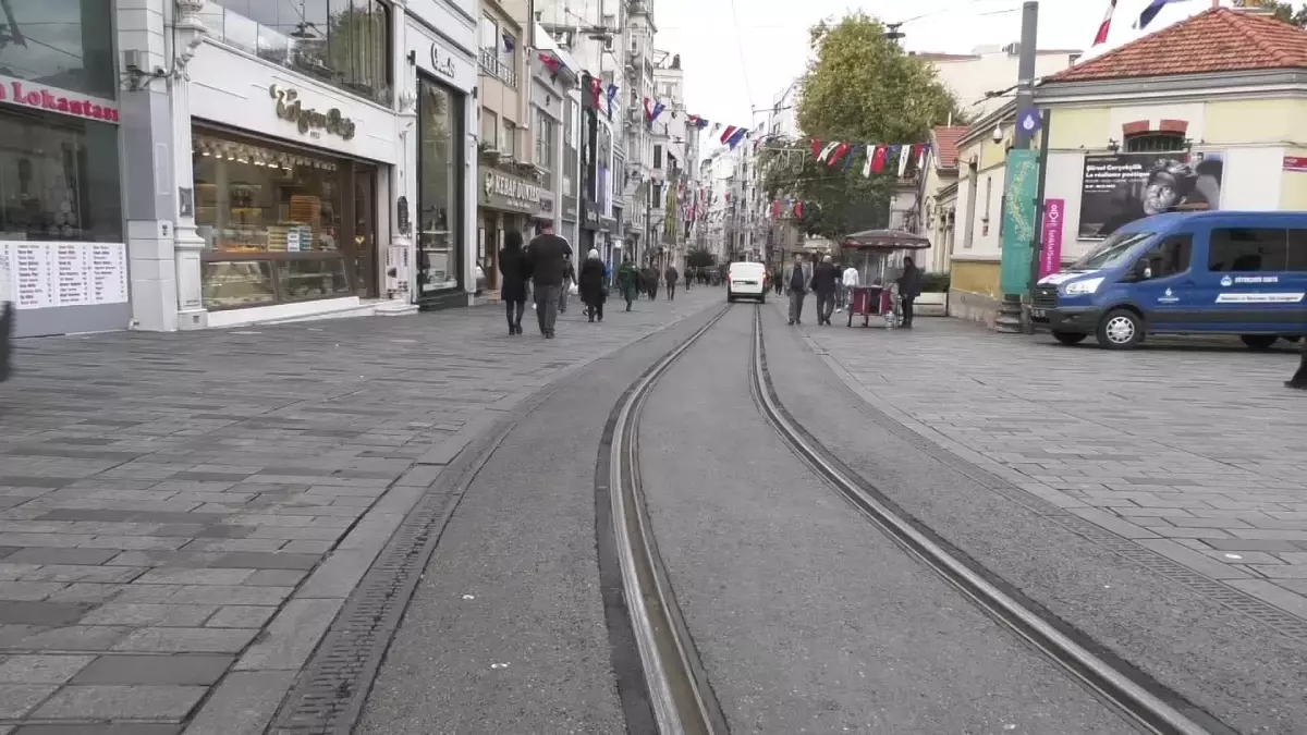 İstiklal Caddesi\'ndeki Terör Saldırısının Düzenlendiği Noktaya, Hayatını Kaybedenlerin Anısına Karanfiller Bırakıldı