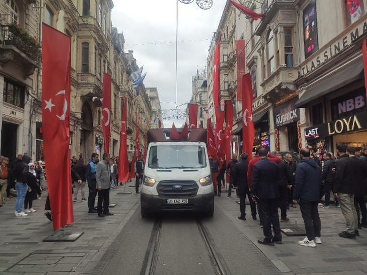 İstiklal Caddesi Türk bayraklarıyla donatıldı