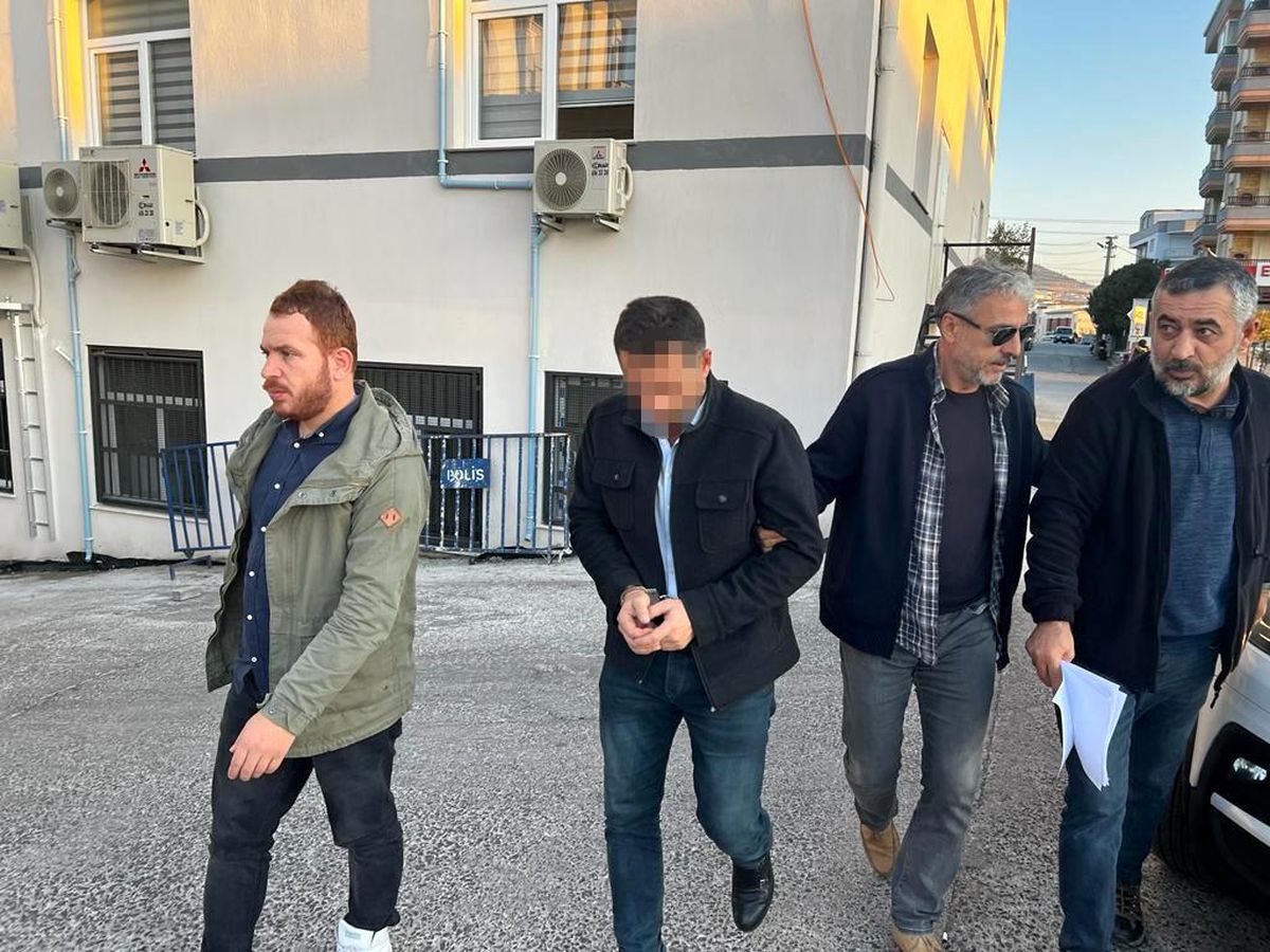 İzmir\'de araçlarında 5 kilo uyuşturucu ile yakalanan 2 kişi gözaltına alındı