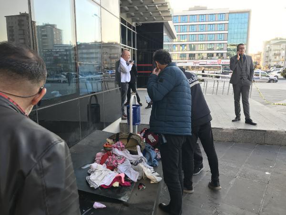 Kayseri\'de, adliyenin savcılık kapısına bırakılan şüpheli valizlerden kıyafet çıktı