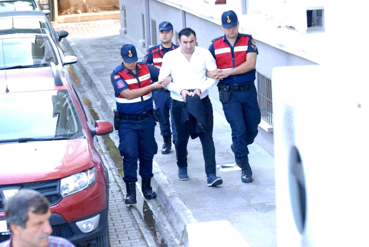 Sevgilisiyle ilişkisi olduğunu iddia ettiği arkadaşını bıçaklayarak katleden, bir kişiyi de ağır yaralayan saldırgana 27 yıl 9 ay hapis cezası verildi