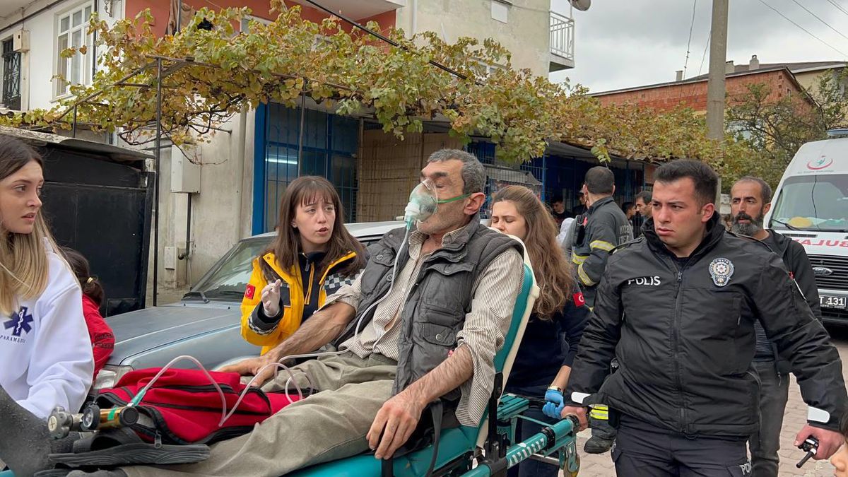 Kocaeli\'de bir evde çıkan yangında 2 kişi dumandan etkilendi