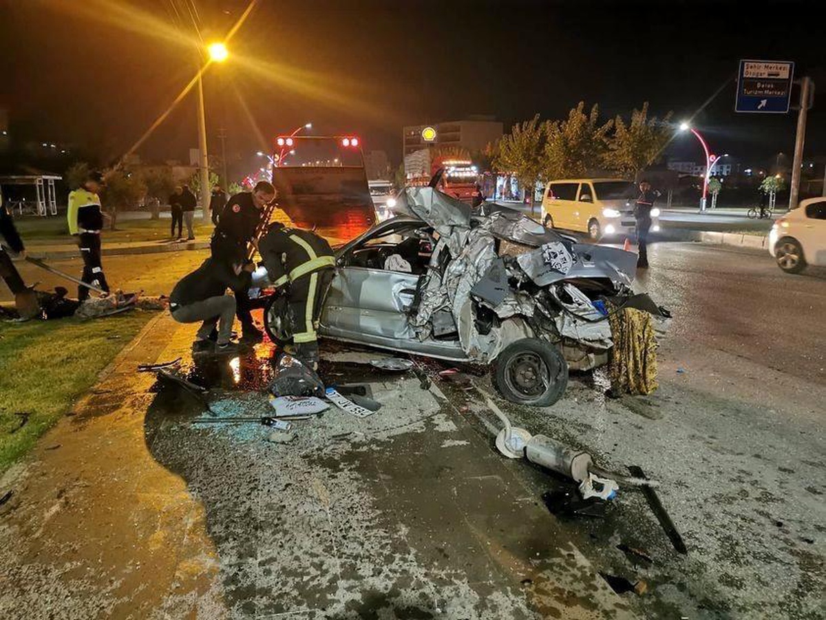 Köprü bariyerine çarpıp hurdaya dönen otomobilden yaralı olarak çıktı