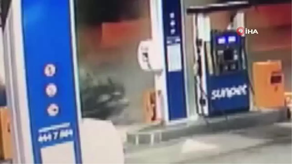 Manevra yapan otomobil takla atarak akaryakıt istasyonuna böyle girdi