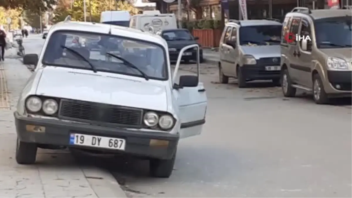 Motosiklet, park halindeki otomobilin açılan kapısına çarptı: 1 yaralı