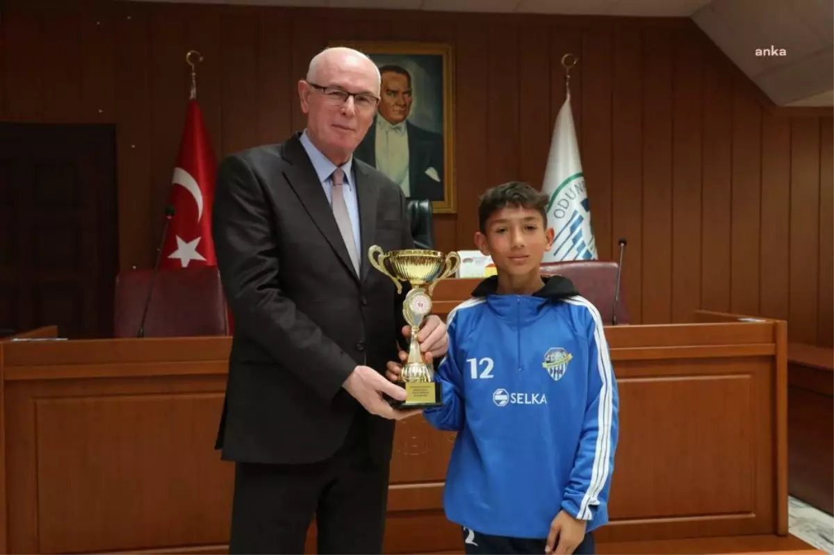 Odunpazarı\'nın Başarılı Atletleri, Belediye Başkanı Kurt\'u Ziyaret Etti