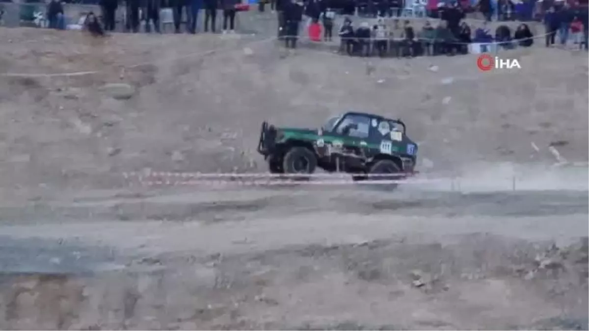 Off-road yarışlarında yardımcı pilot, yanındaki pilotu aracından inerek sopayla kovaladı