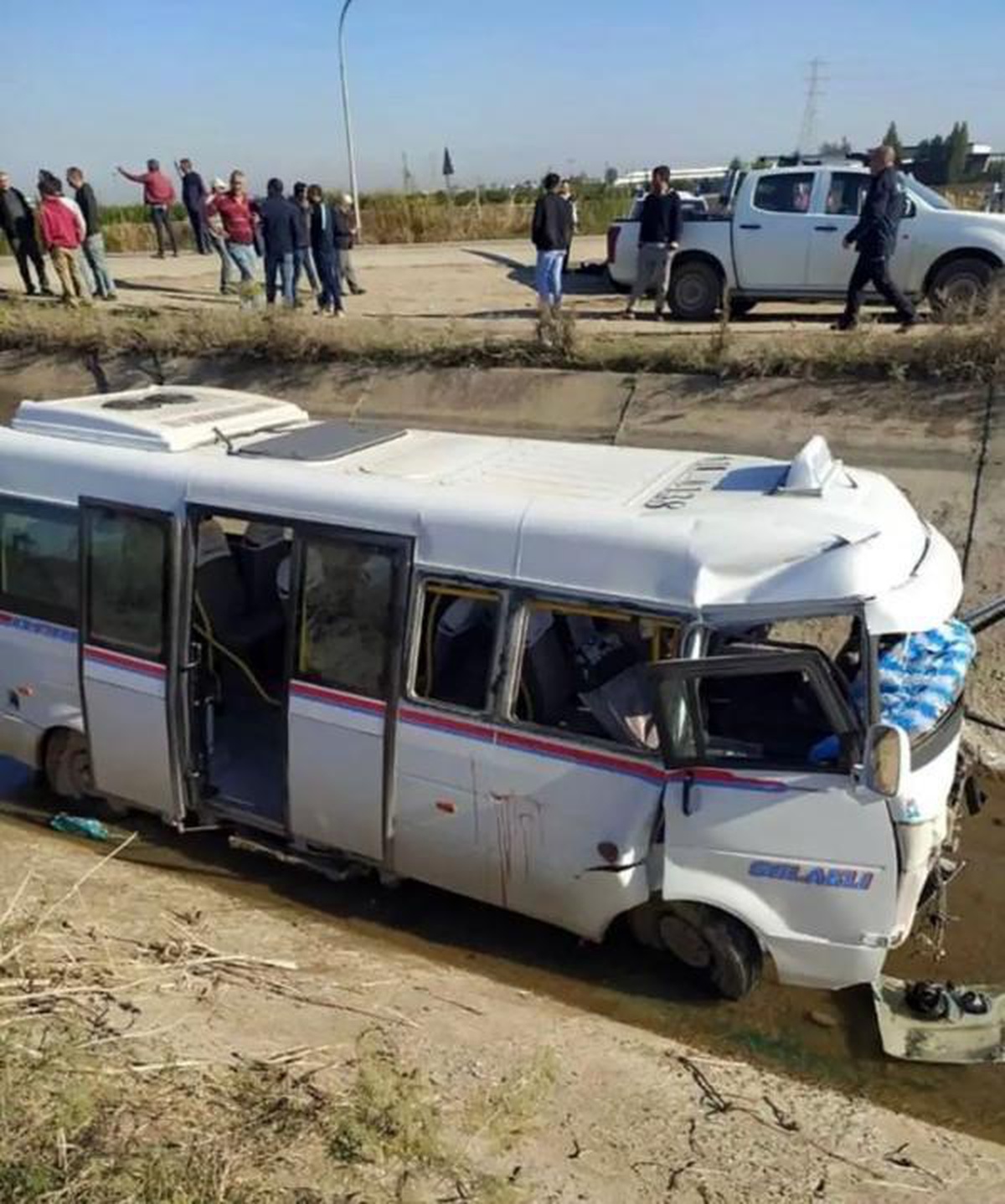 Otomobilin çarptığı minibüs, sulama kanalına düştü: 2\'si ağır, 15 yaralı