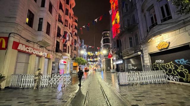 Patlamadan dolayı kapatılan Taksim Meydanı ve İstiklal Caddesi yaya ve araç trafiğine açıldı Patlamadan dolayı kapatılan Taksim Meydanı ve İstiklal Caddesi yaya ve araç trafiğine açıldı
