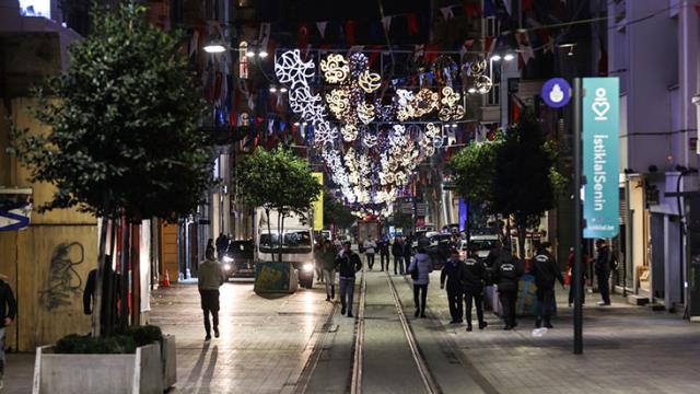 Patlamadan dolayı kapatılan Taksim Meydanı ve İstiklal Caddesi yaya ve araç trafiğine açıldı Patlamadan dolayı kapatılan Taksim Meydanı ve İstiklal Caddesi yaya ve araç trafiğine açıldı