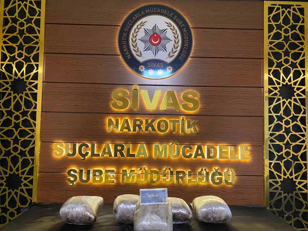 Sivas\'ta 5 kilo 600 gram uyuşturucu ele geçirildi, 2 kişi tutuklandı