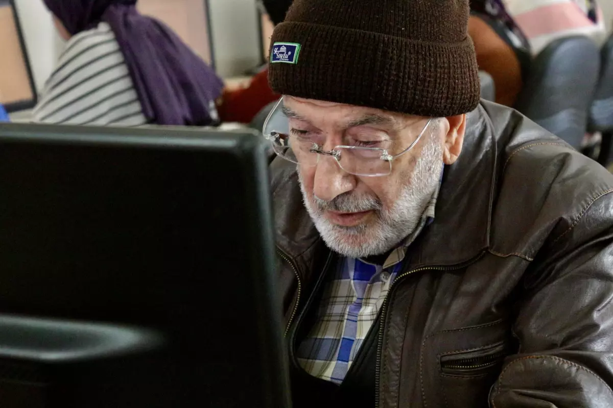 Torunlarından etkilenerek 70 yaşında bilgisayar kursuna başladı