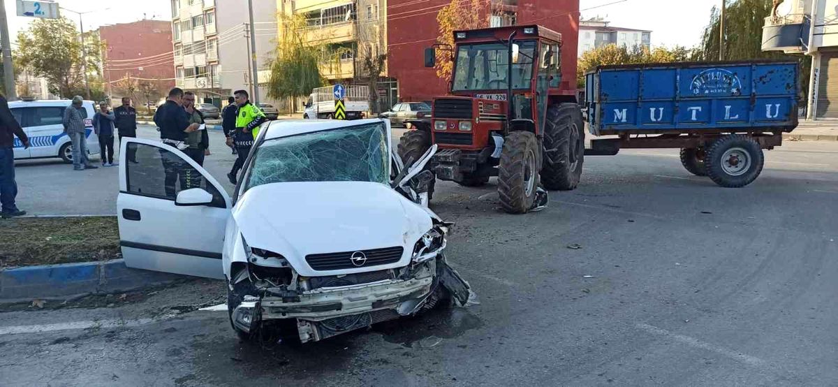 Traktörle otomobil çarpıştı: 2 yaralı
