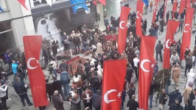 Türk bayraklarıyla donatılan İstiklal Caddesi görüntülendi Türk bayraklarıyla donatılan İstiklal Caddesi görüntülendi