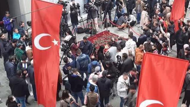 Türk bayraklarıyla donatılan İstiklal Caddesi görüntülendi Türk bayraklarıyla donatılan İstiklal Caddesi görüntülendi