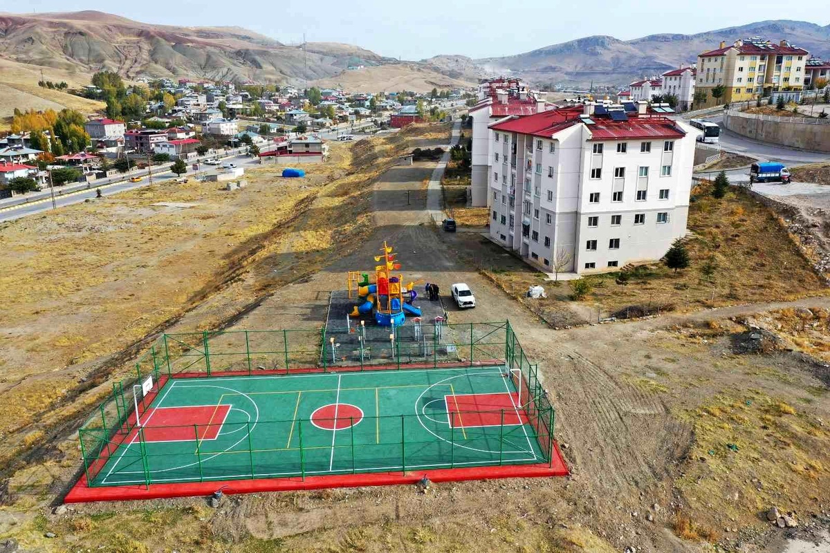 Van Büyükşehir Belediyesi 10 mahalleye spor sahası kurdu