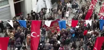Vatandaşlar terör saldırısının yaşandığı yere karanfil bıraktı