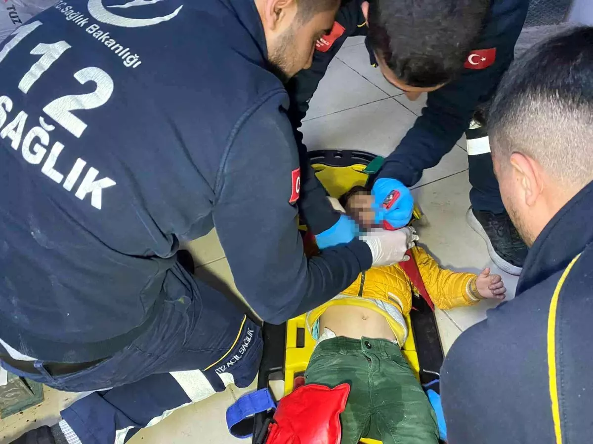 ASANSÖRE AYAĞI SIKIŞAN 3 YAŞINDAKİ EYMEN\'İ İTFAİYE KURTARDI