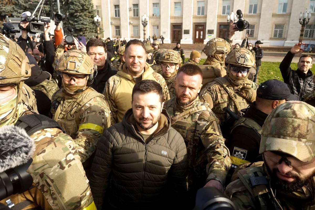 Zelenskiy, Rus birliklerinin çekildiği Herson\'u ziyaret etti