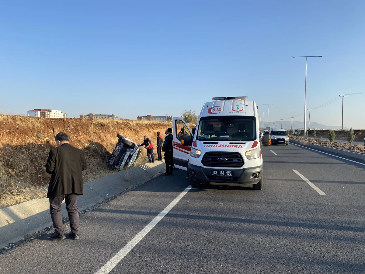 Adıyaman\'da hafriyat kamyonu ile otomobilin çarpıştı, 3 kişi yaralandı