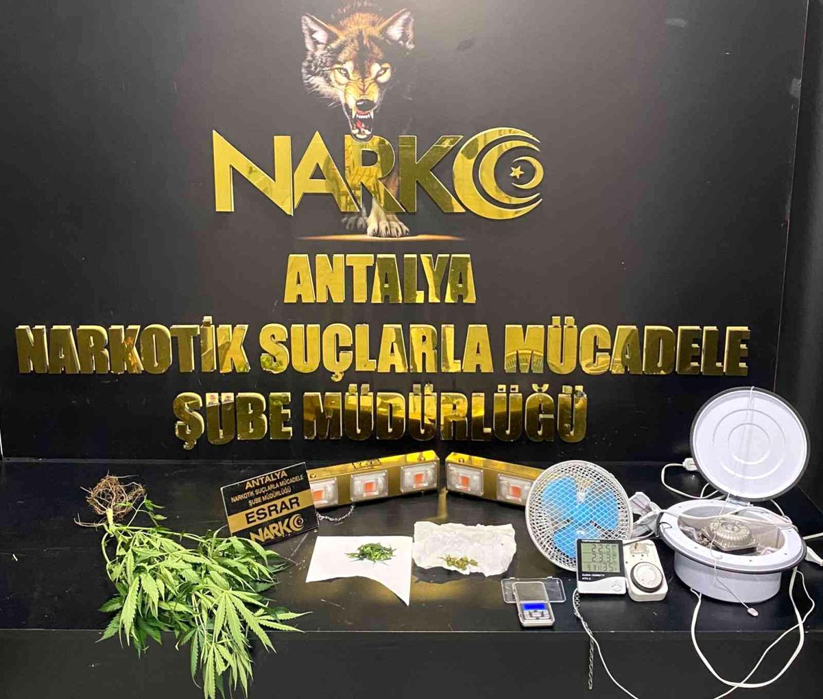 Antalya\'da uyuşturucu madde satan zehir tacirlerine operasyon: 3 gözaltı