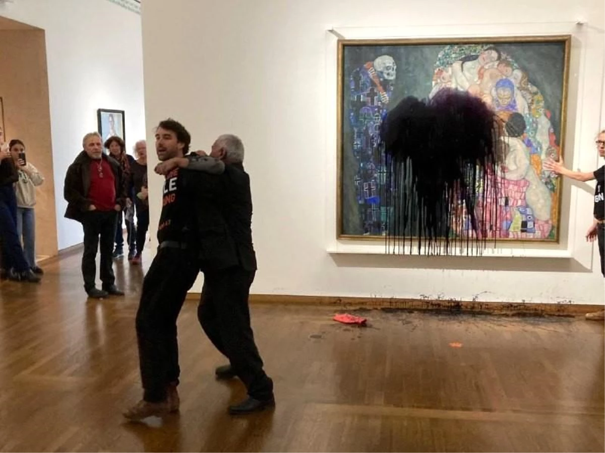 Avusturya\'da iklim aktivistleri, ressam Klimt\'in tablosuna siyah boya fırlattı