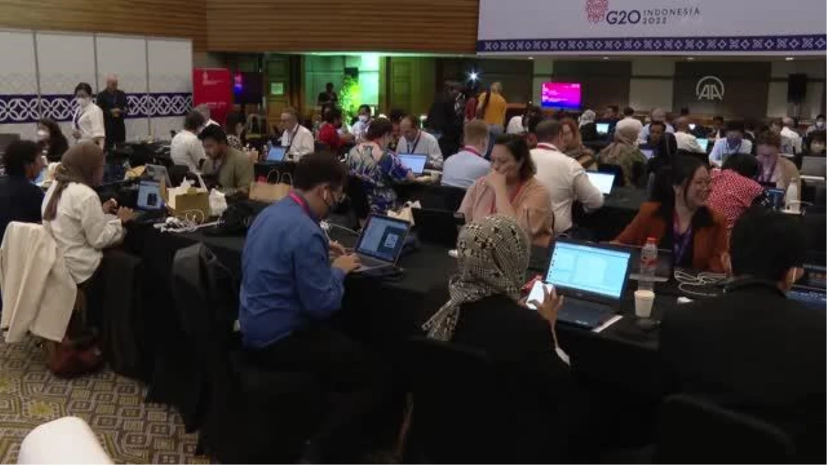 Basın mensupları Bali\'deki G20 Liderler Zirvesi\'ni kendileri için oluşturulan "Medya Merkezi\'nden takip ediyor