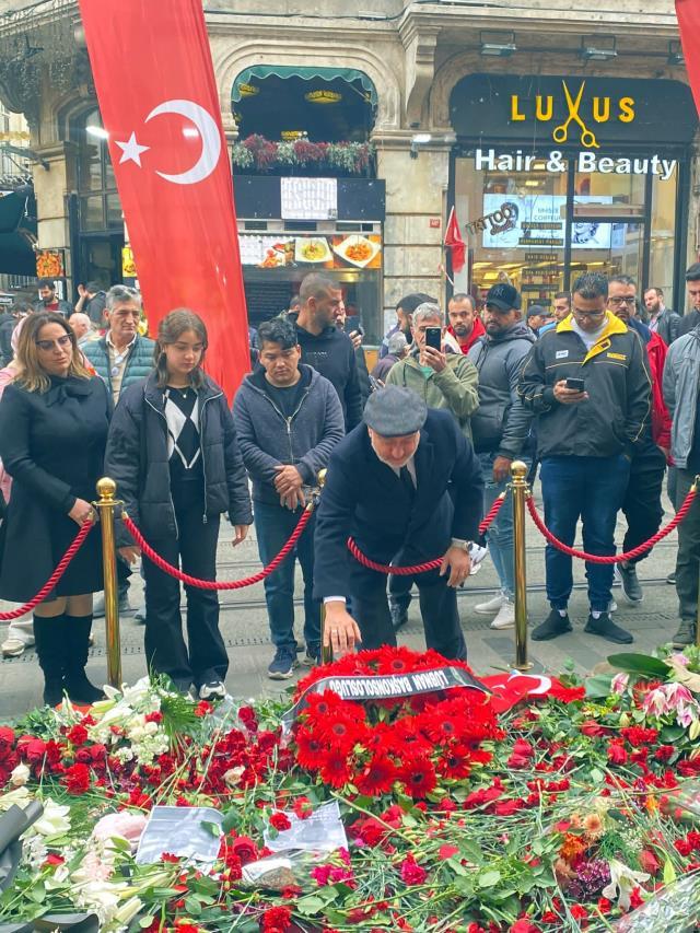 Başkonsoloslar Taksim'de terör saldırısının yapıldığı alana çelenk bıraktı! Hepsinin temennisi ortaktı