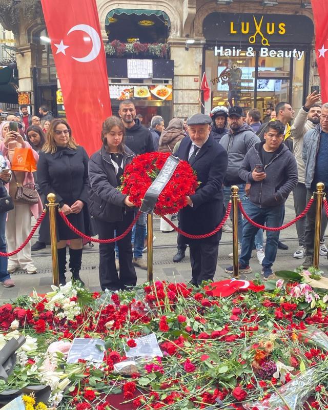 Başkonsoloslar Taksim'de terör saldırısının yapıldığı alana çelenk bıraktı! Hepsinin temennisi ortaktı