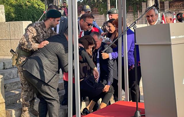 Başkonsolosun zor anları! Kürsüde fenalaştı, iner inmez baygınlık geçirdi Başkonsolosun zor anları! Kürsüde fenalaştı, iner inmez baygınlık geçirdi