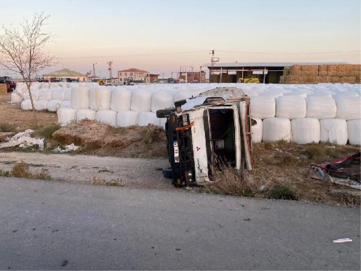 Büyükbaş hayvan yüklü kamyonet devrildi: 1 ölü, 1 yaralı