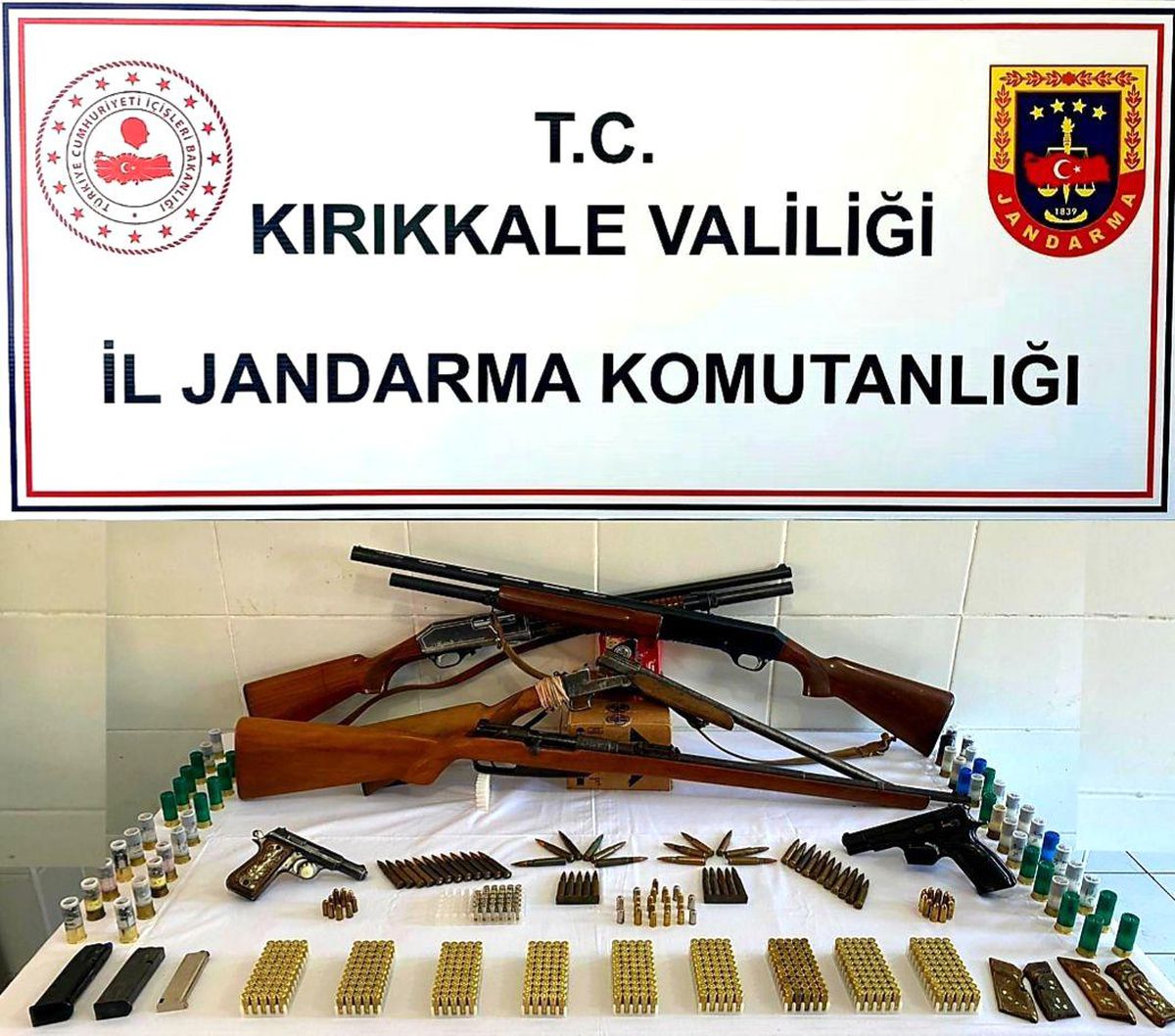 Cephanelik gibi ev: Çok sayıda silah ele geçirildi