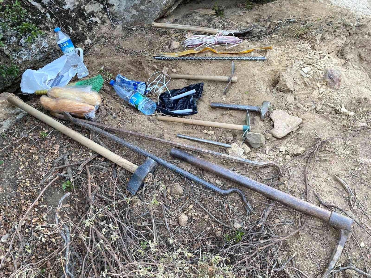 Dinamit ile kaçak kazı yapıyorlardı, Jandarma yakaladı