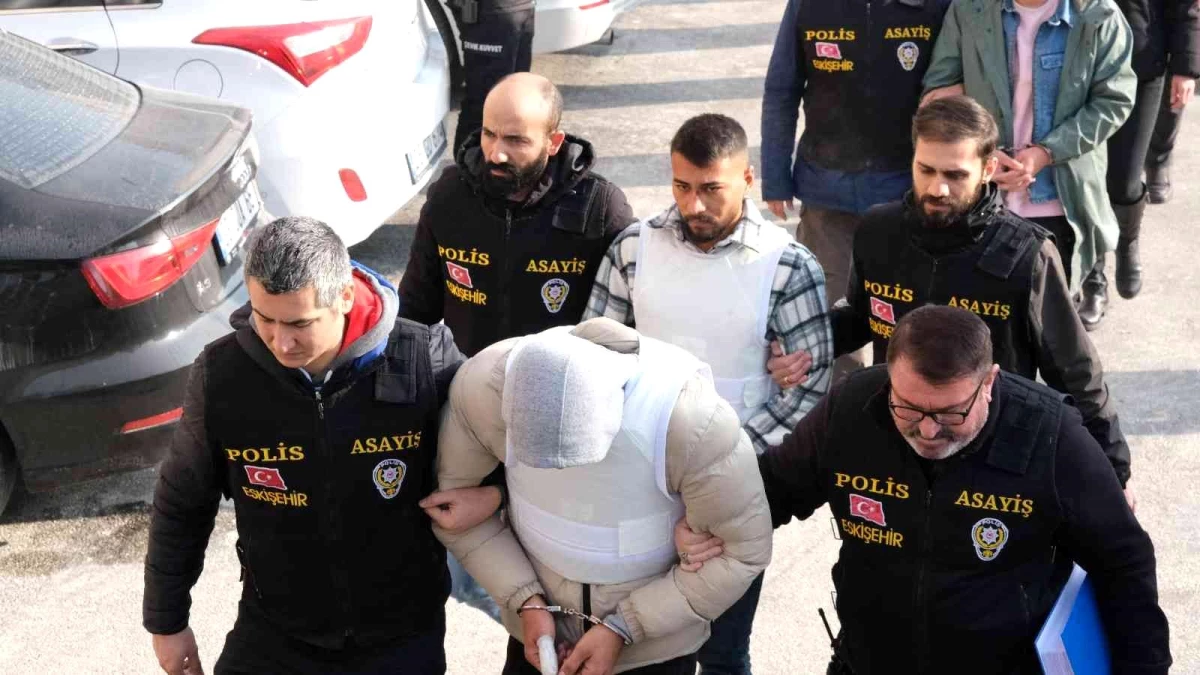 Eskişehir\'deki ölümlü silahlı kavgayla ilgili adliyeye sevk edilen 17 şüpheliden 2\'si tutuklandı