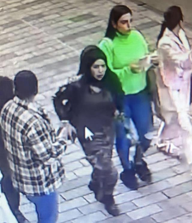İstiklal'den kaçarken elinde tuttuğu gül bir mesaj mı? Uzmanlar kameraya yansıyan görüntüyü yorumladı İstiklal'den kaçarken elinde tuttuğu gül bir mesaj mı? Uzmanlar kameraya yansıyan görüntüyü yorumladı