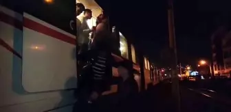 İZBAN arızalanınca vatandaşlar çareyi raylara atlamakta buldu
