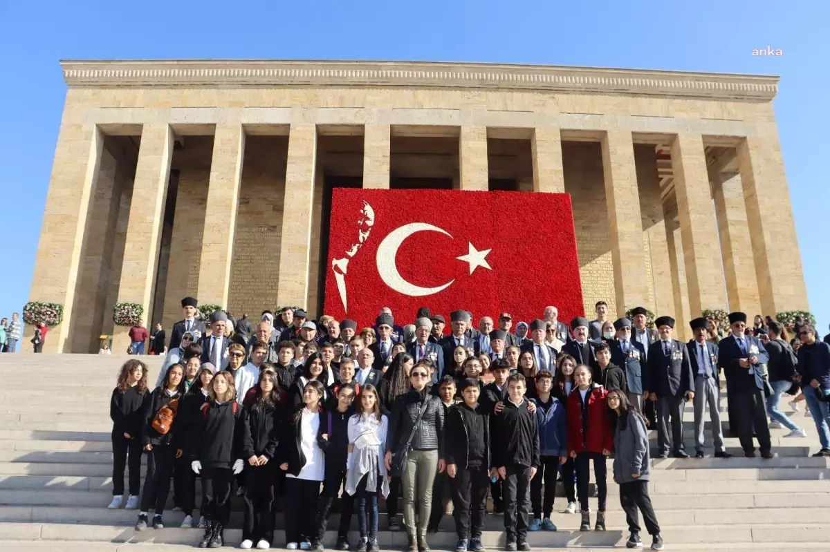 İzmitli Gaziler Anıtkabir\'i Ziyaret Etti