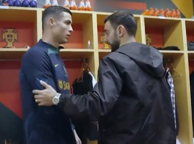 Kameralar önünde rezil oldu! Takım arkadaşına elini uzatan Ronaldo yaşananlar sonrası dondu kaldı