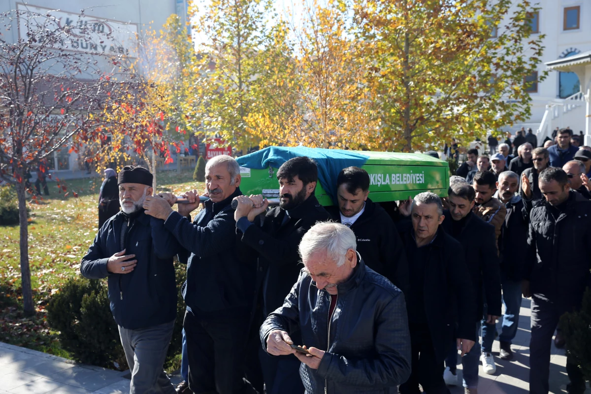 Kayseri\'de evlerinde ölü bulunan yaşlı çiftin cenazeleri Sivas\'ta toprağa verildi