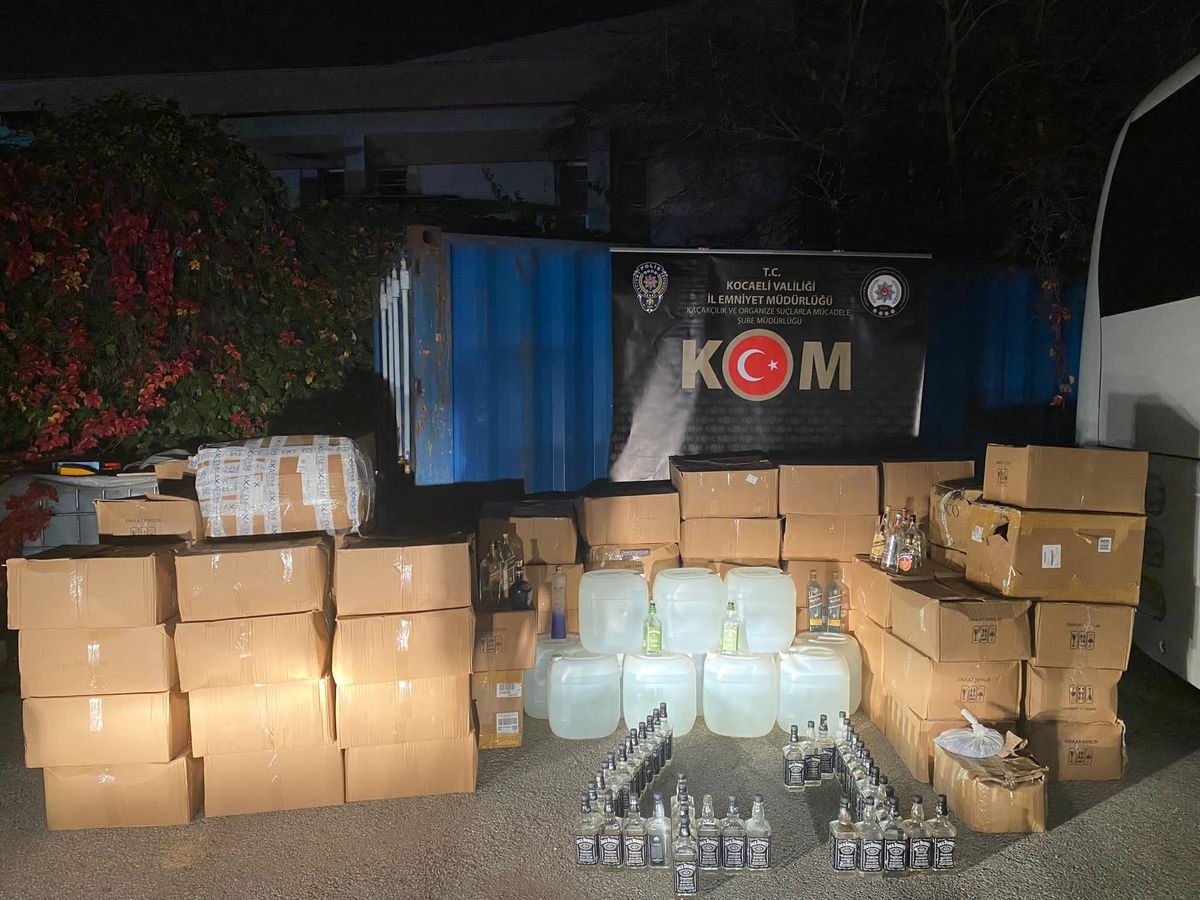 Kocaeli\'de otoyolda durdurulan minibüste 300 litre etil alkol ele geçirildi