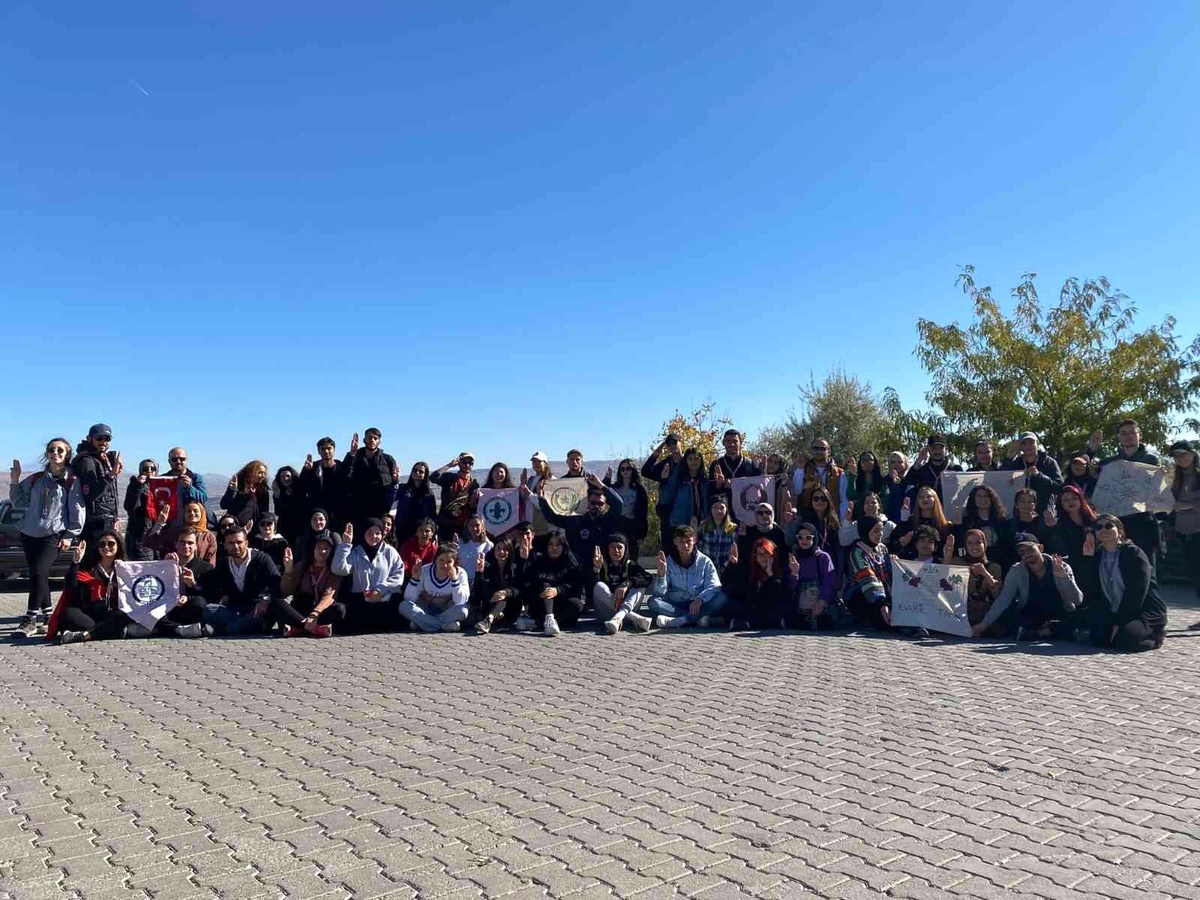 NEVÜ İzci Kulübü öğrencileri Kızılçukur Vadisi\'nde doğa yürüyüşünde
