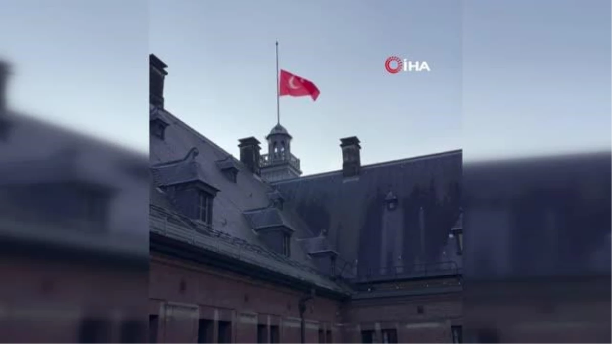 Rotterdam Belediyesi\'nden Türkiye\'ye anlamlı destekRotterdam\'da belediye binasına Türk bayrağı asılarak yarıya indirildi
