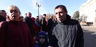 Rus güçlerin çekildiği Herson'da binlerce kişi insani yardımı almak için sıraya girdi