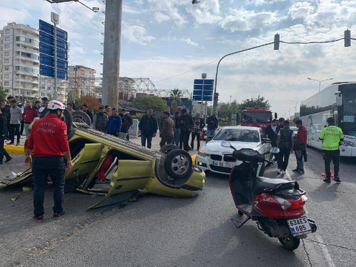 Şanlıurfa\'da ters dönen otomobilde sıkışan 2 kişi yaralandı