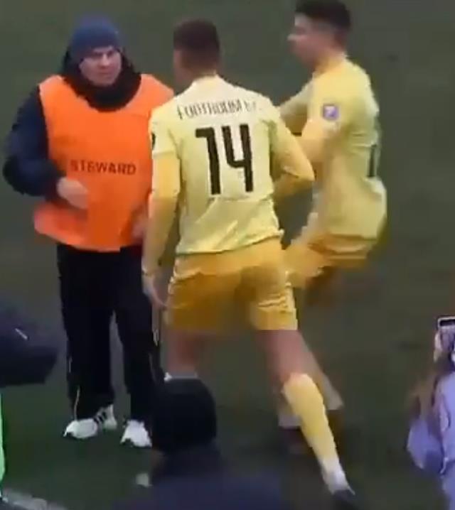Sevgilisini saha dışına atan görevliyi doğduğuna pişman etti! Perde arkasındaki gerçek başka çıktı Sevgilisini saha dışına atan görevliyi doğduğuna pişman etti! Perde arkasındaki gerçek başka çıktı