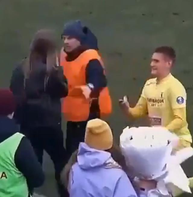 Sevgilisini saha dışına atan görevliyi doğduğuna pişman etti! Perde arkasındaki gerçek başka çıktı Sevgilisini saha dışına atan görevliyi doğduğuna pişman etti! Perde arkasındaki gerçek başka çıktı